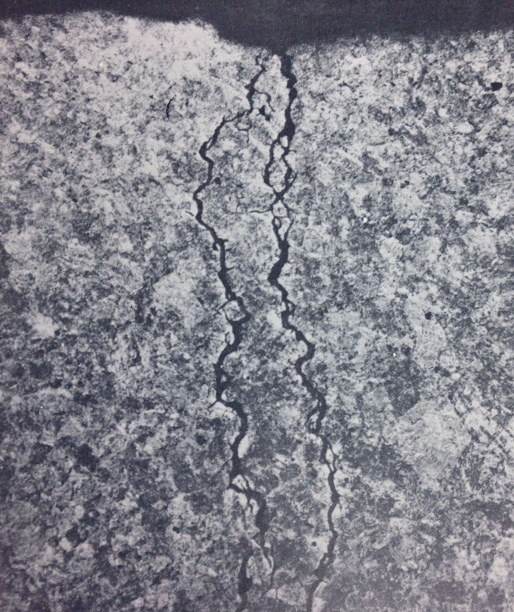 Quench cracks exhibit no decarburization.