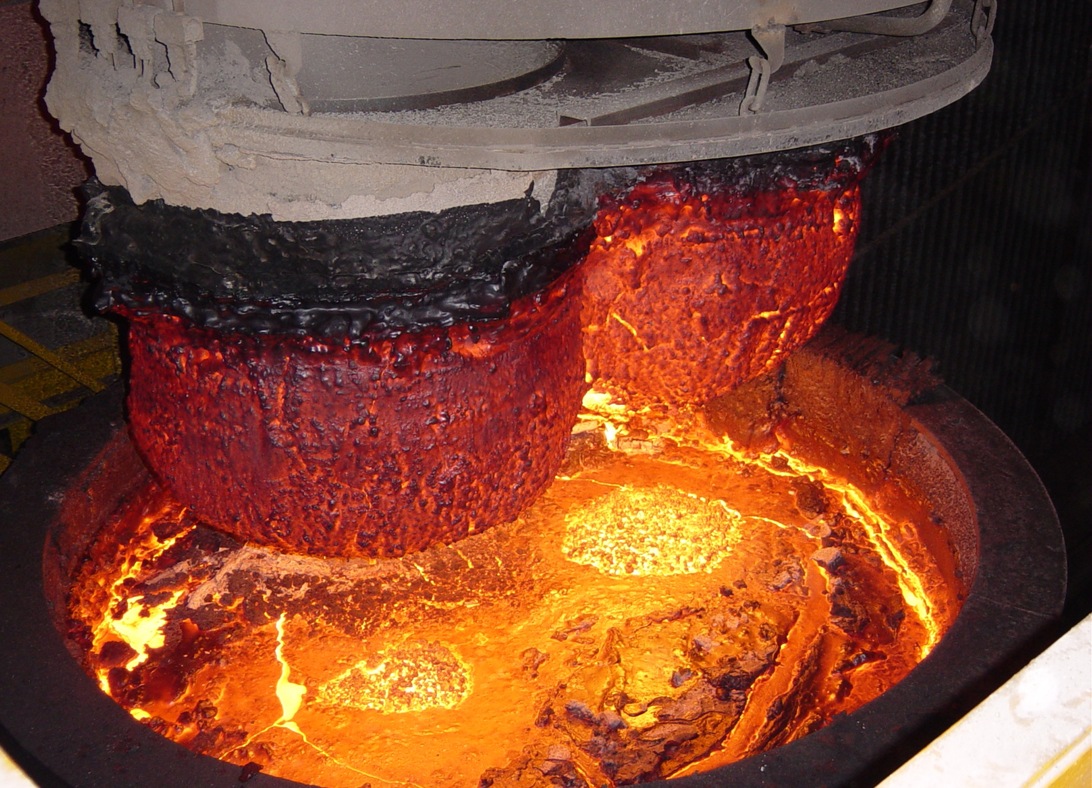 Liquid steel after treatment in a Siemens RH degassing plant achieves improved properties.